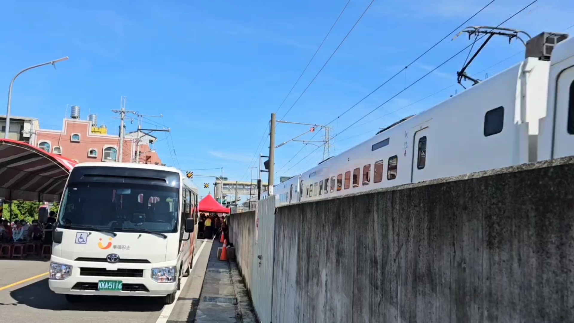 ▲彰化縣永靖鄉公所舉辦幸福巴士通車典禮，讓永靖鄉西行線和東行線兩條固定路線將大大改善公共交通網絡。（永靖鄉公所提供）
