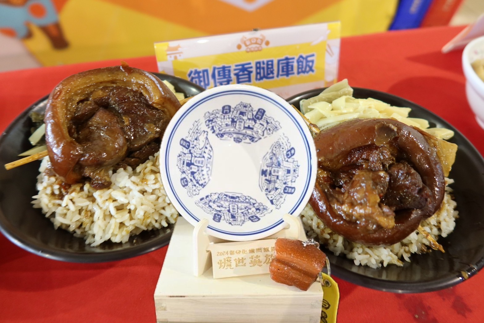 ▲「彰化爌肉飯節」900個「爌肉小子」鑰匙圈全部被搶光，縣長王惠美宣布再加碼將再送出二千個。（記者張溎壕攝）