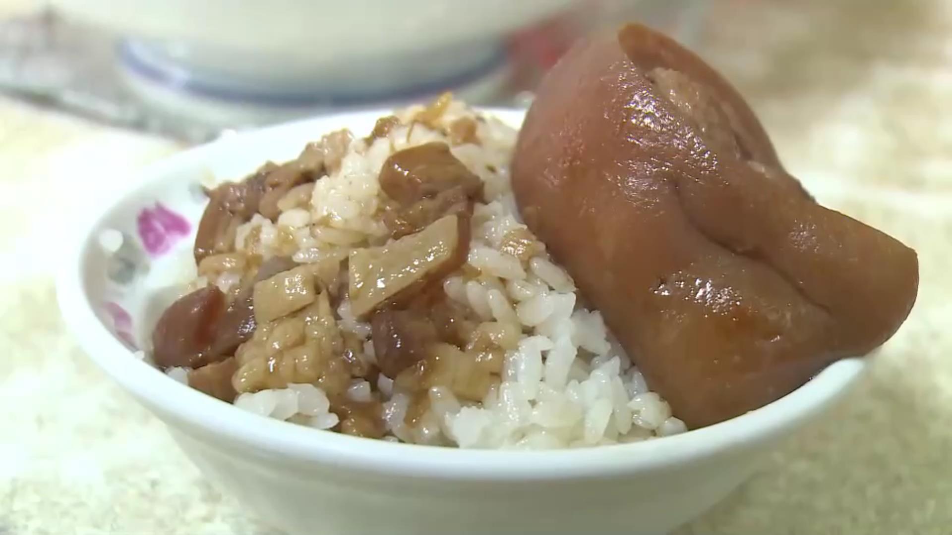 ▲「彰化爌肉飯節」900個「爌肉小子」鑰匙圈全部被搶光，縣長王惠美宣布再加碼將再送出二千個。（記者張溎壕攝）