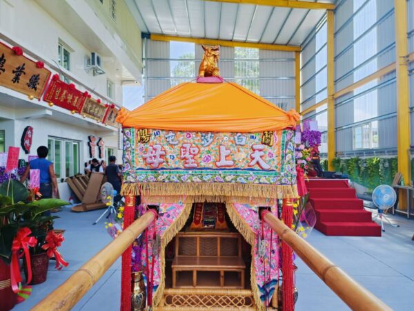 ▲蘭陽白沙屯媽祖宗教文化協會所供奉的白沙屯媽祖分靈,今(15)日在轎班練習過程中驚喜到訪即將開幕的青操食品觀光工廠。(圖/業者提供)