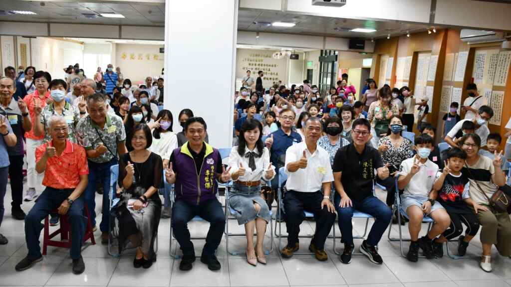 ▲「第四屆逸晉盃臨帖書法比賽」頒獎暨成果展開幕式樂開懷。(記者林明佑翻攝)