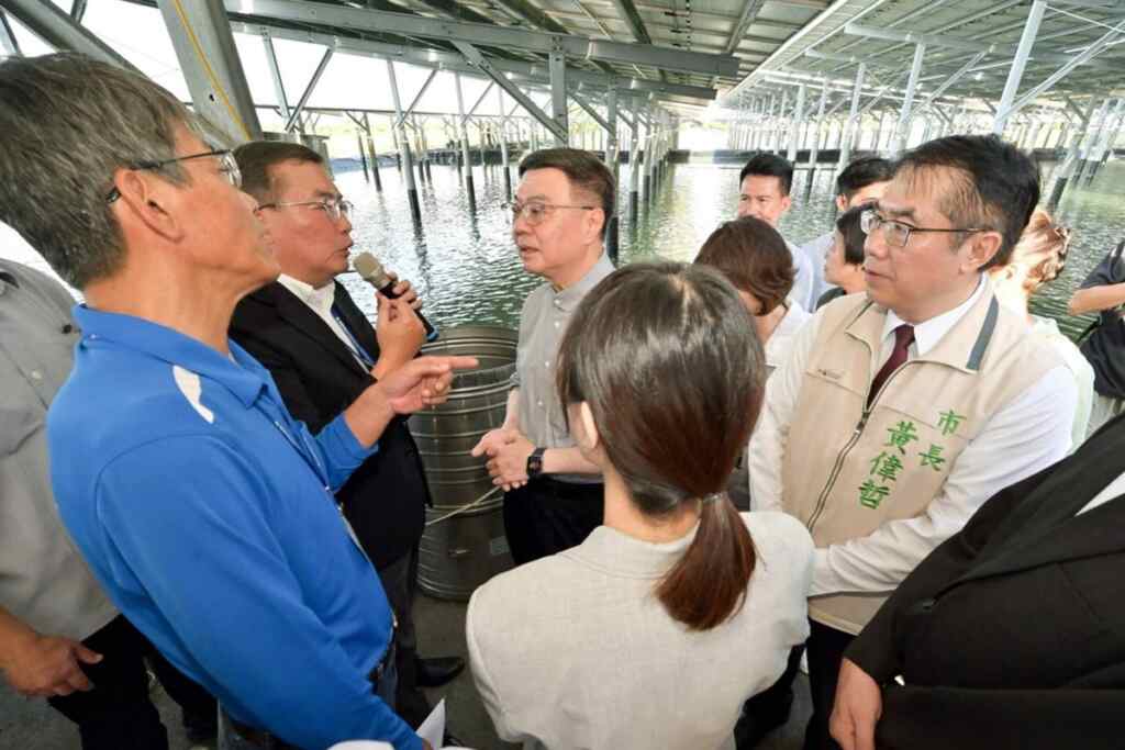 ▲卓揆參訪臺南漁電共生推動成果,訂定綠能產業透明回饋機制。(新傳處提供)