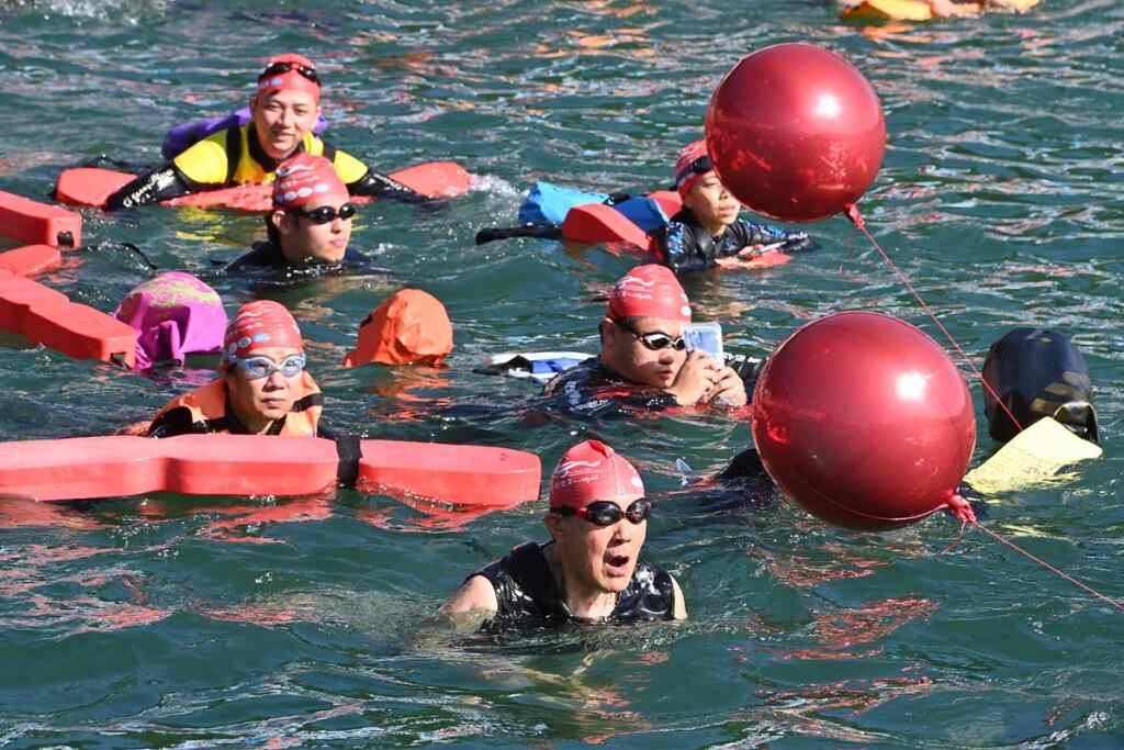▲日月潭萬人泳渡鳴笛,前總統馬英九不但下水,還建議擴大舉辦。(記者張玉泰攝)