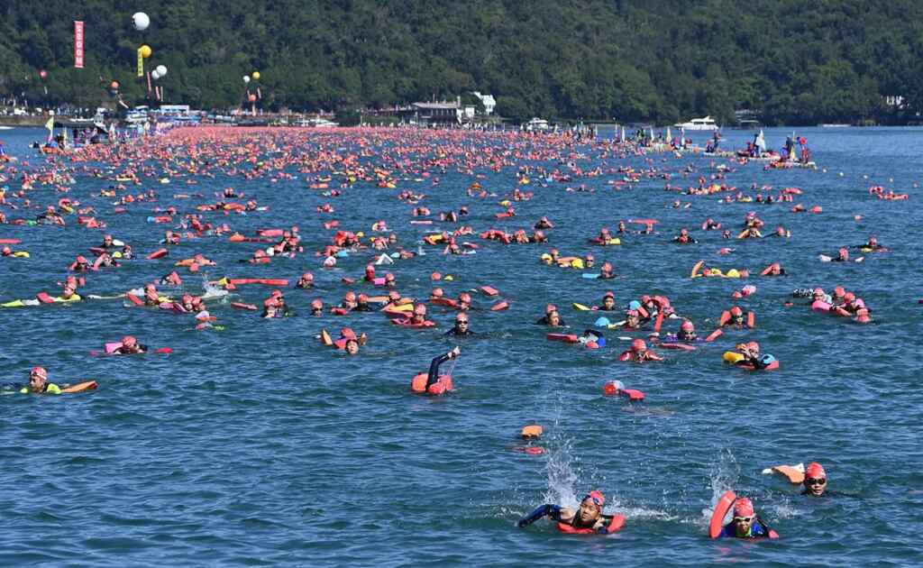 ▲日月潭萬人泳渡計有22,606人、1,869隊伍報名參加。（記者張玉泰攝）