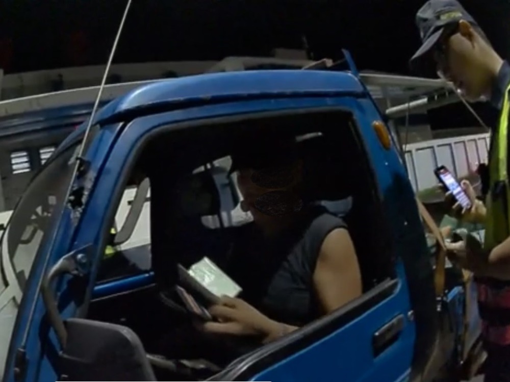 小貨車鐵樑太長 臨檢警鷹眼查獲安毒與卡西酮煙油 278 cnews204240915a03