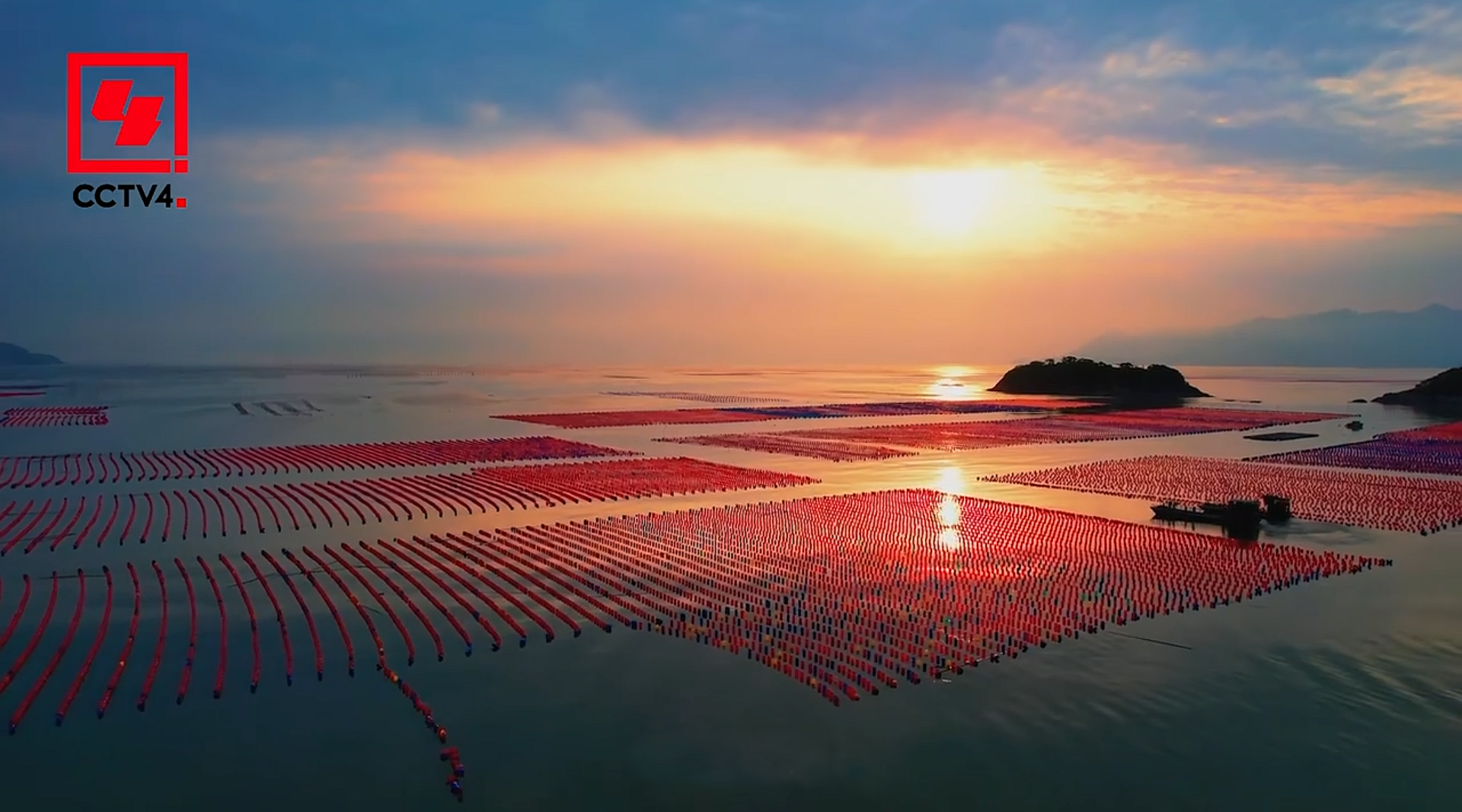 霞浦擁有淺海灘塗265萬畝、島礁442個,是福建全省之最,也是全中國少有山海相擁、灘島相映的黃金海岸。圖/取自央視影片