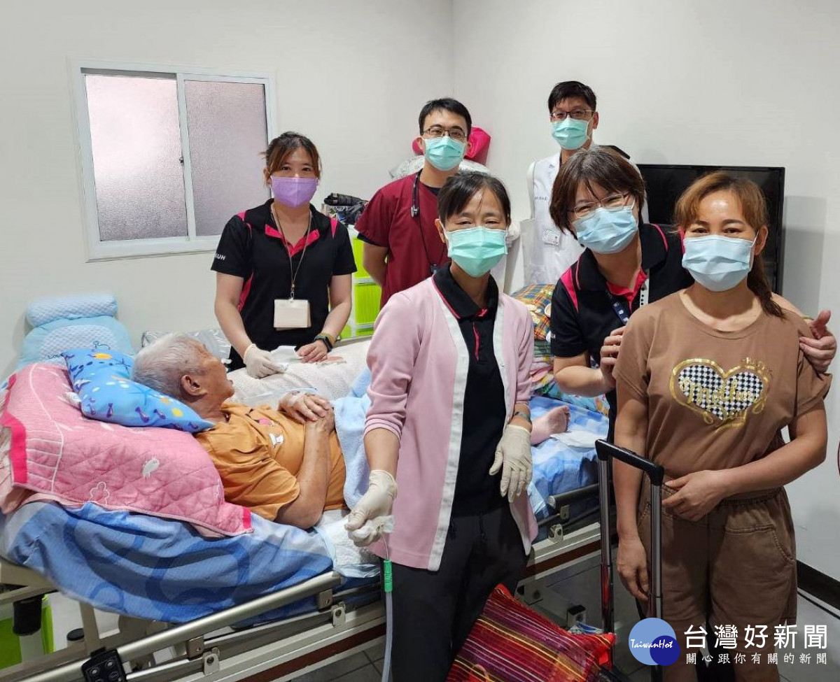 成大醫院在宅急症照護團隊至林奶奶家中訪視照護