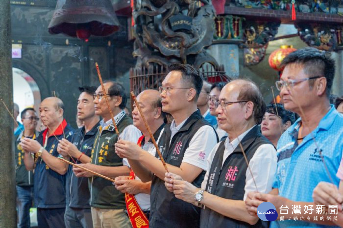蘇副市長與貴賓們參香祈福。