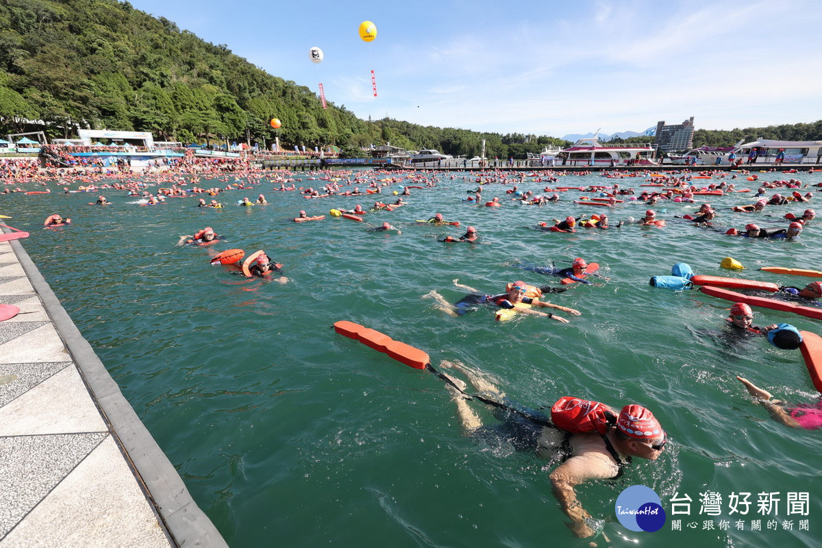 每年泳渡都需動員水上安全維護、交通、醫護等單位共同執行。(縣府提供)