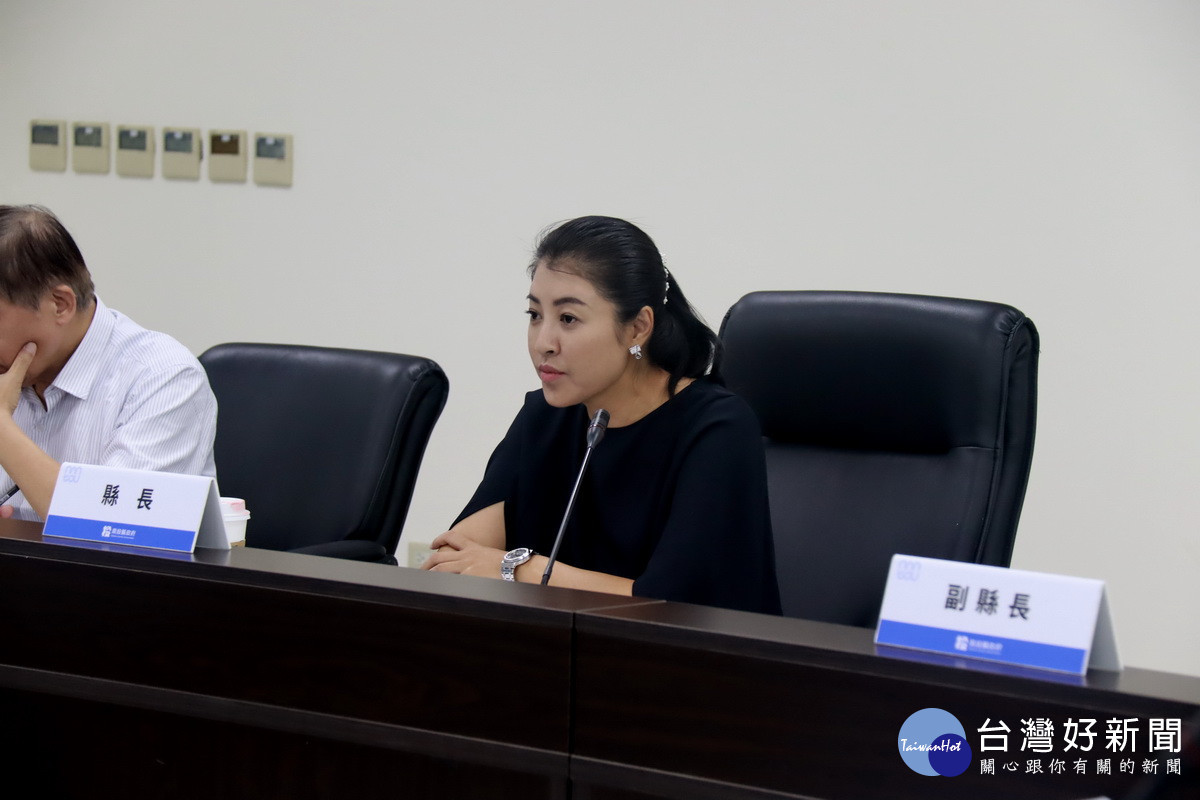 許縣長強調要讓國內外朋友一起來參與泳渡。(記者扶小萍攝)