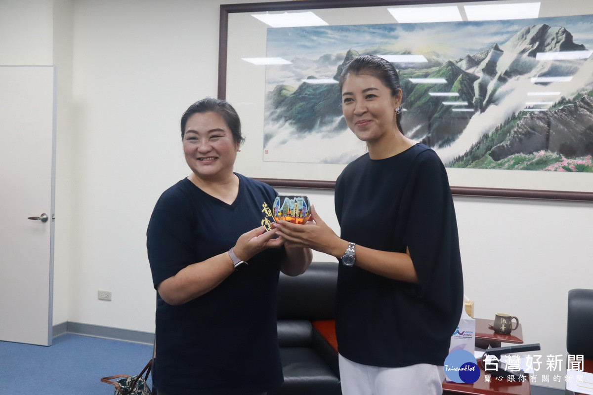 薪傳舞團贈彩繪燭光燈予許縣長。(記者扶小萍攝)