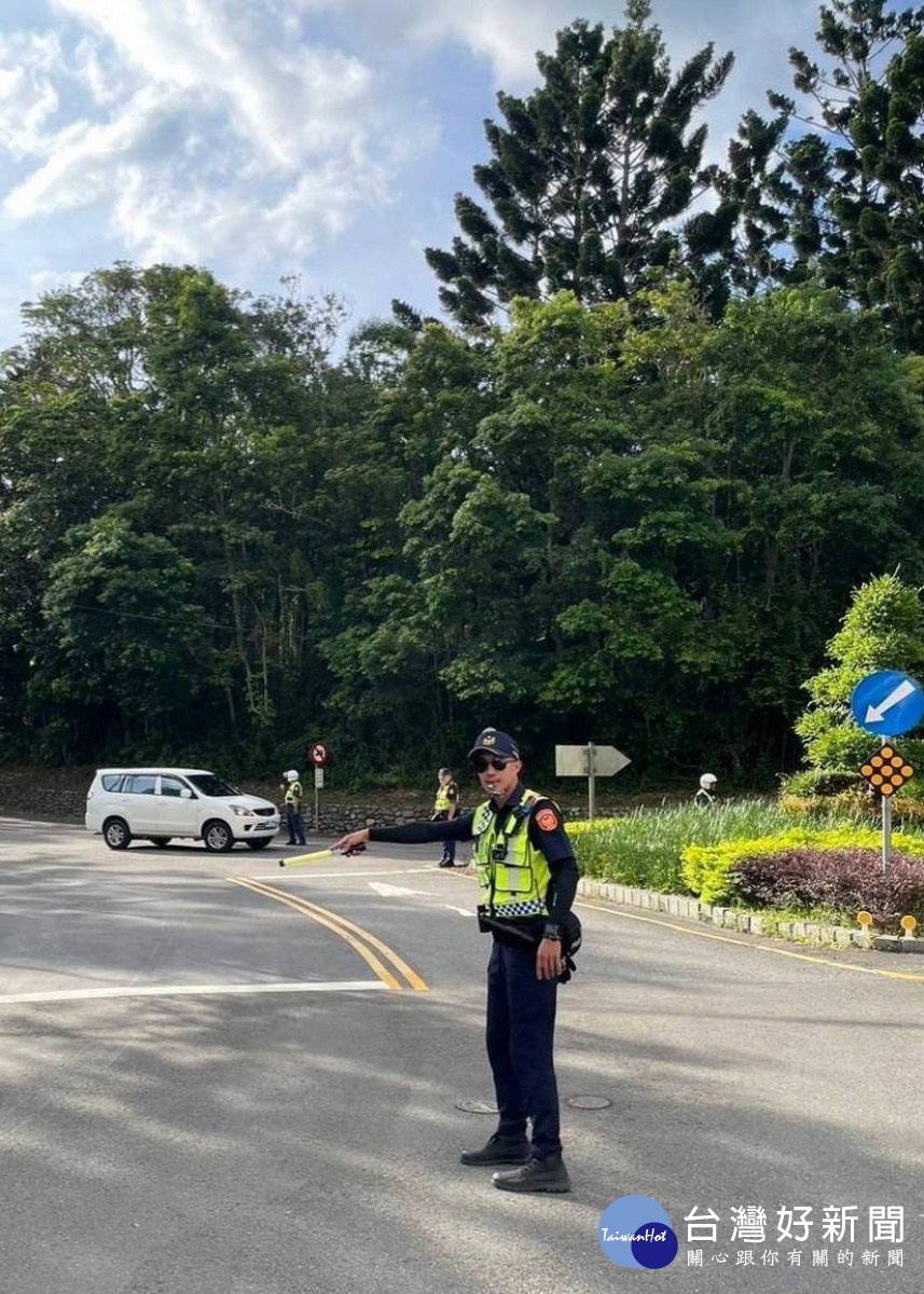 泳客口耳相傳的詹姓執勤帥警。(圖/集集警分局提供)