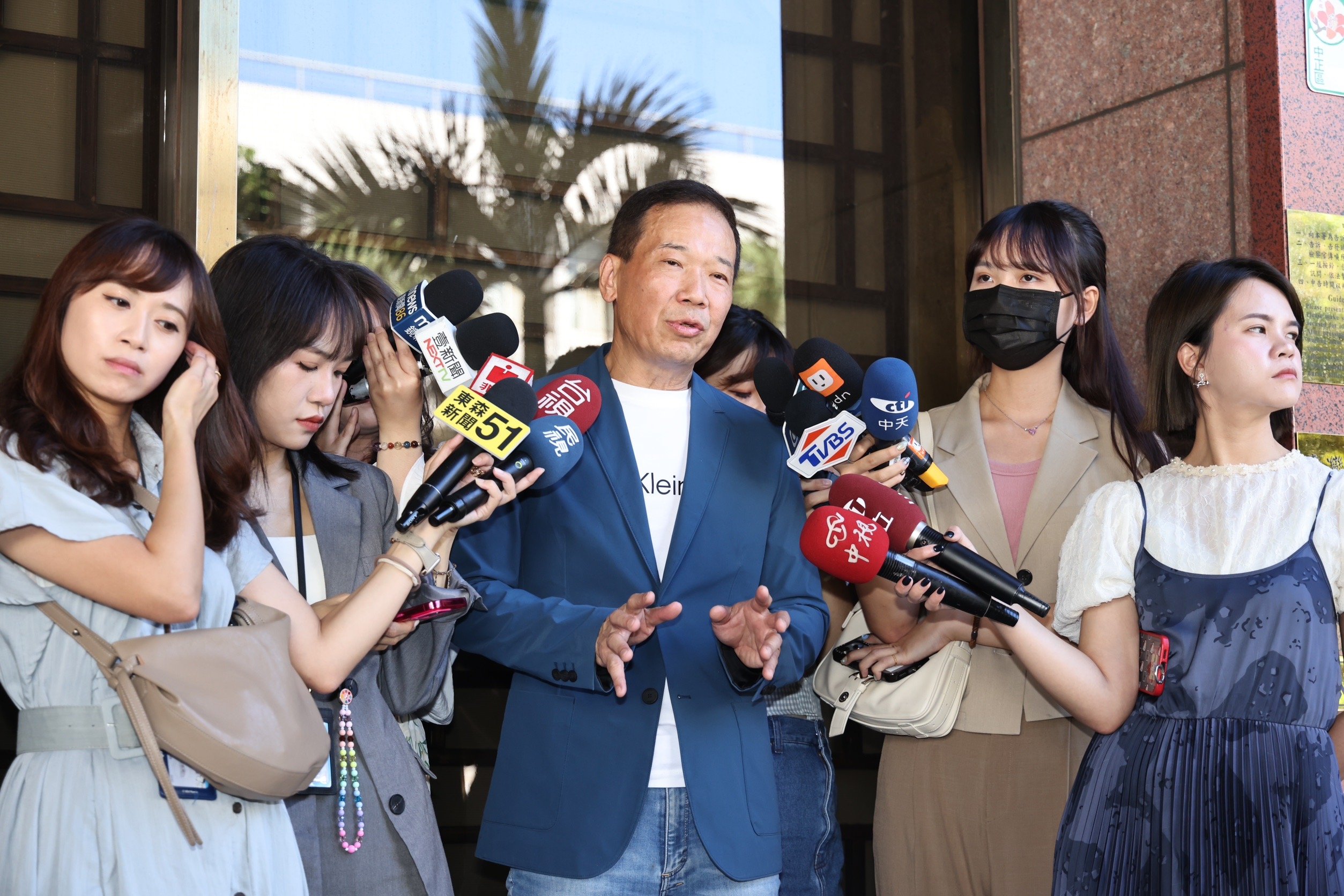 國民黨台北市議員鍾小平16日前往北檢,對同黨桃園市議員詹江村和民眾黨桃園市議員參選人曾妍潔提出告訴。林啟弘攝