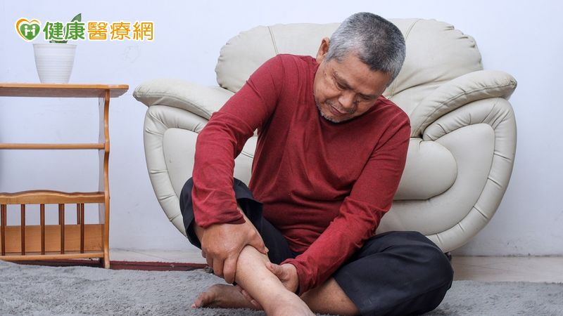 腳痠腿麻是「筋膜炎or脊椎」出問題? 醫建議「做1事」揪根本原因