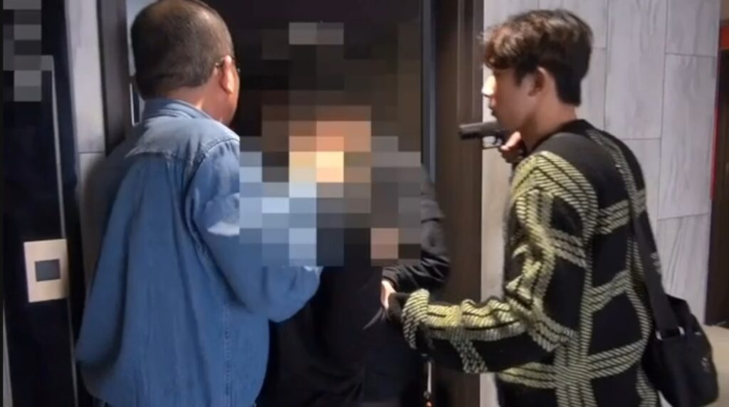 ▲圖說:專案小組經掌握許嫌身分後,員警持搜索票和拘票進入其藏身處逮人 (圖/台中市政府 提供)