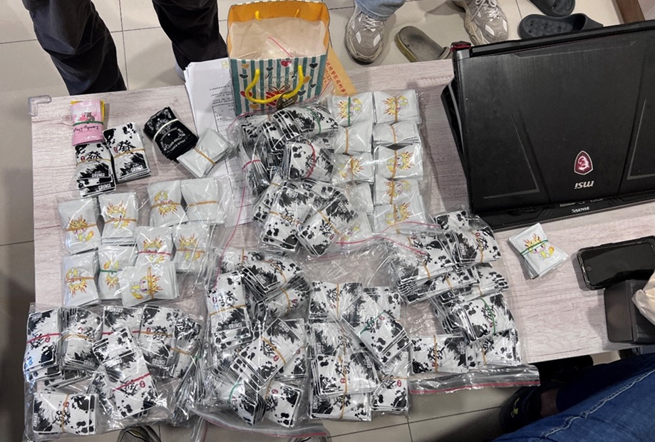 ▲圖說:員警在許姓毒販家中鞋櫃旁,從一大包垃圾中搜出大量毒品咖啡包 (圖/台中市政府 提供)