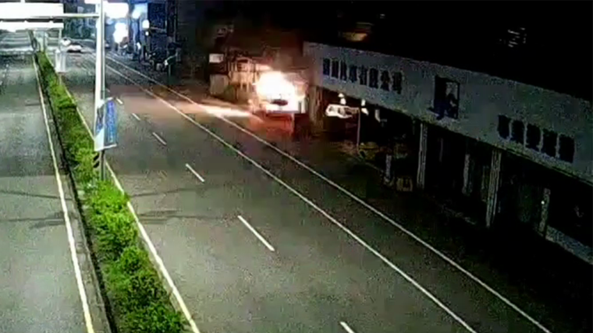 ▲賓士男恍神撞分隔島在撞民宅冒出大量火花(圖/記者王俊勝 翻攝)