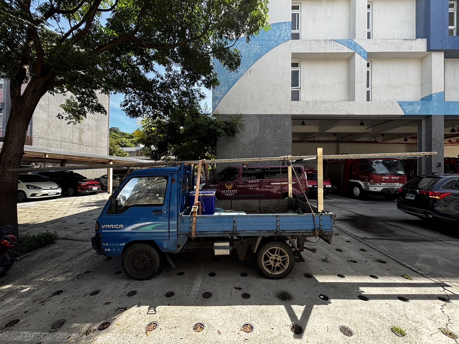 ▲新北市游姓男子駕駛小貨車,裝載「超長」鋼樑遭路檢警方攔停盤查。(翻攝畫面)