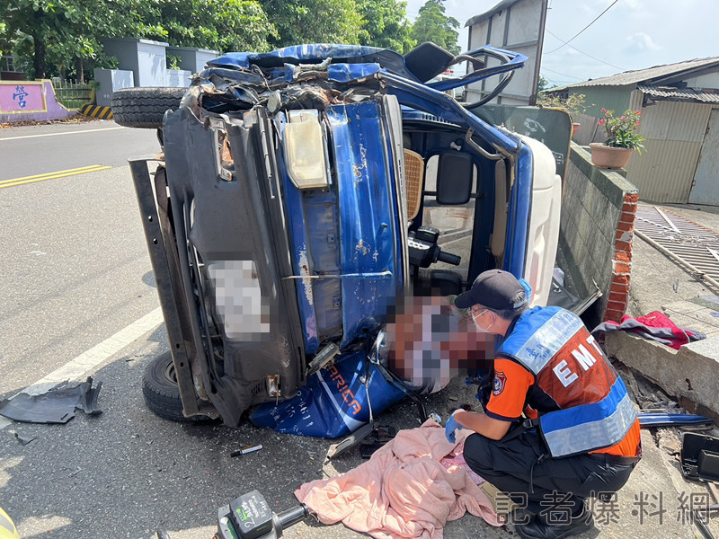 ▲台南小貨車自撞車頭變形駕駛受困(圖/記者王俊勝 翻攝)