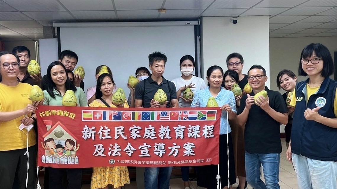 柚見月圓時        苗栗移民署邀新住民彩繪文旦慶中秋
