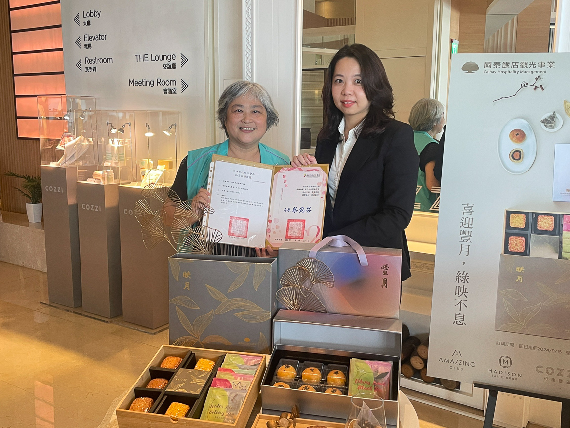 ▲由和逸飯店·高雄中山館總監薛又文代表捐贈月餅,中區綜合社會福利中心區。(圖/和逸飯店提供)