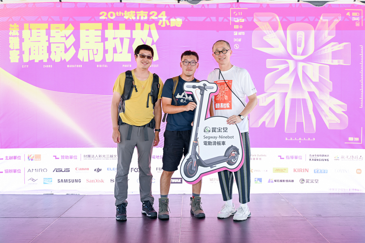 ▲SKM Park高雄草衙總經理孫紹堃(右)出席閉幕典禮抽出最大獎項。(圖/SKM Park提供)