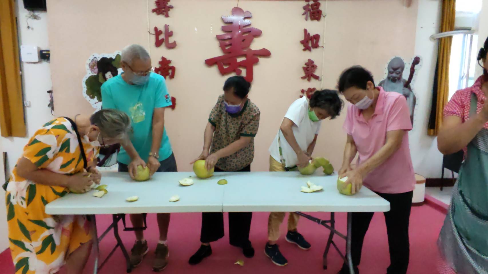 ▲中秋節前夕,彰化榮譽國民之家與小丑關懷協會應景舉辦柚子彩繪及剝柚子比賽活動,長輩們展現了豐富的想像力與創造力。(記者張溎壕攝)