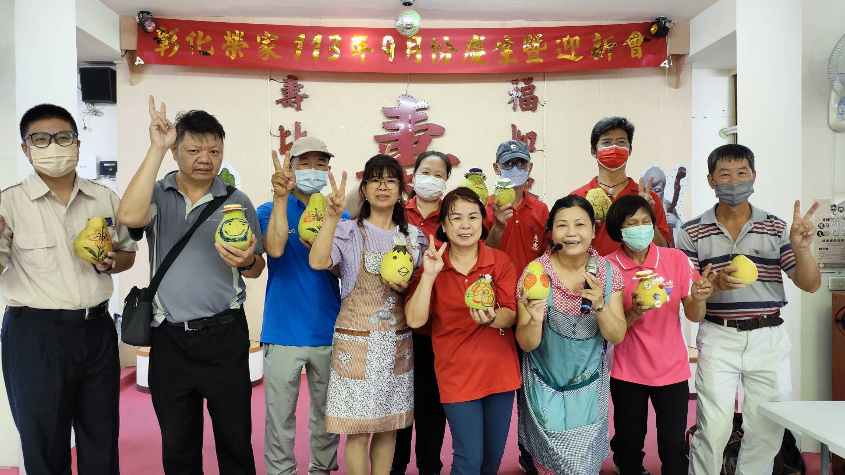 ▲中秋節前夕，彰化榮譽國民之家與小丑關懷協會應景舉辦柚子彩繪及剝柚子比賽活動，長輩們展現了豐富的想像力與創造力。（記者張溎壕攝）