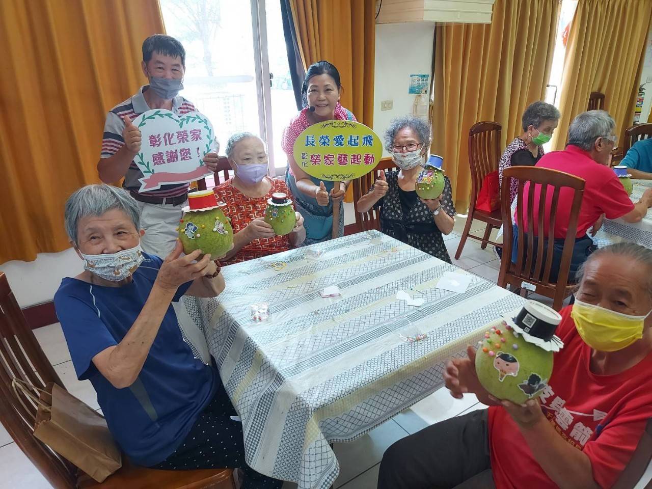 ▲中秋節前夕，彰化榮譽國民之家與小丑關懷協會應景舉辦柚子彩繪及剝柚子比賽活動，長輩們展現了豐富的想像力與創造力。（記者張溎壕攝）