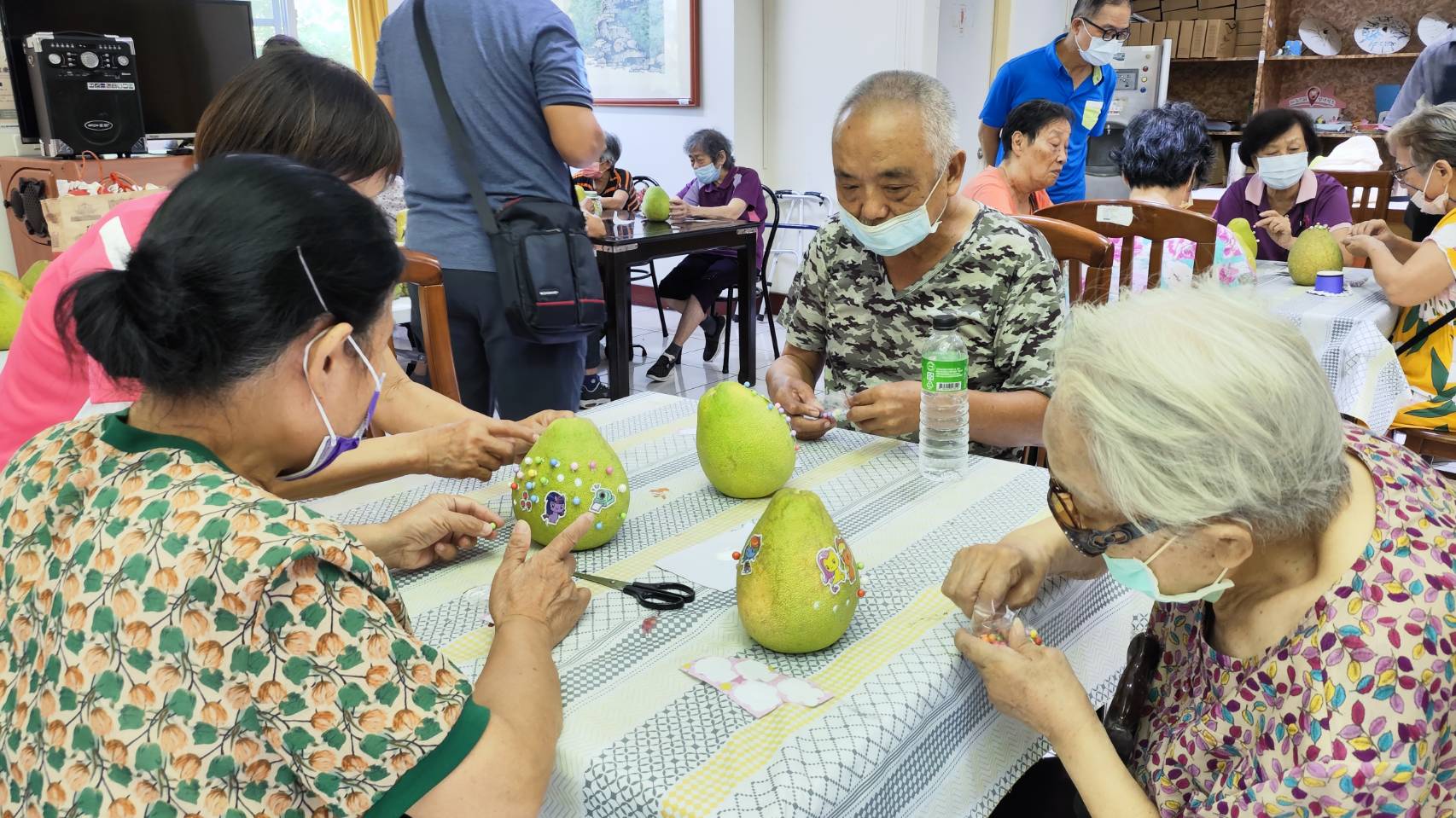 ▲中秋節前夕，彰化榮譽國民之家與小丑關懷協會應景舉辦柚子彩繪及剝柚子比賽活動，長輩們展現了豐富的想像力與創造力。（記者張溎壕攝）