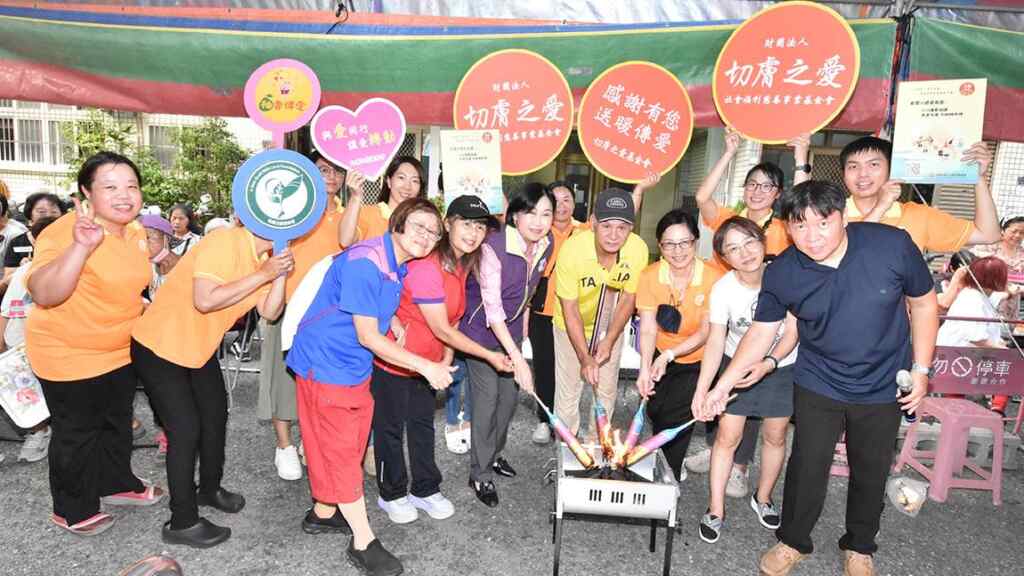 ▲陳奎林科長、林莉華科長、詹麗珠執行長、林記糕餅舖老闆、王蘭心處長、陳雯嘉里長及陳淑真鄰長,為烤肉活動開爐升火。(切膚之愛基金會提供)