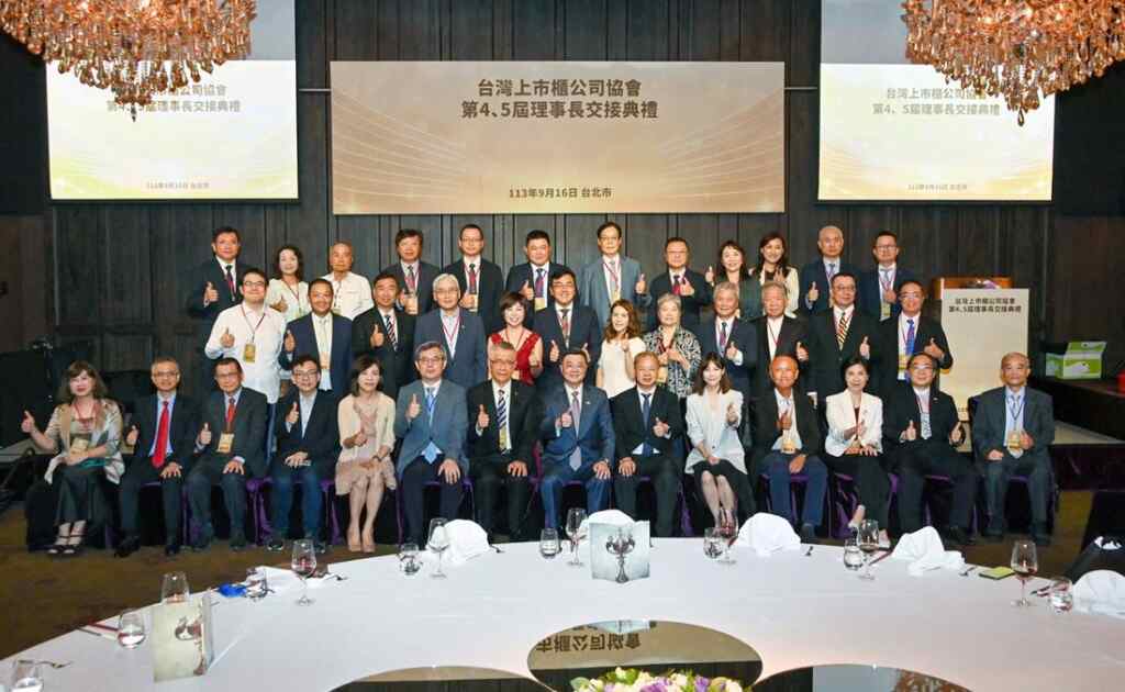▲卓揆視察銀行臨櫃關懷阻詐情形,期許公私合力共創完善防詐生態系。(新傳處提供)