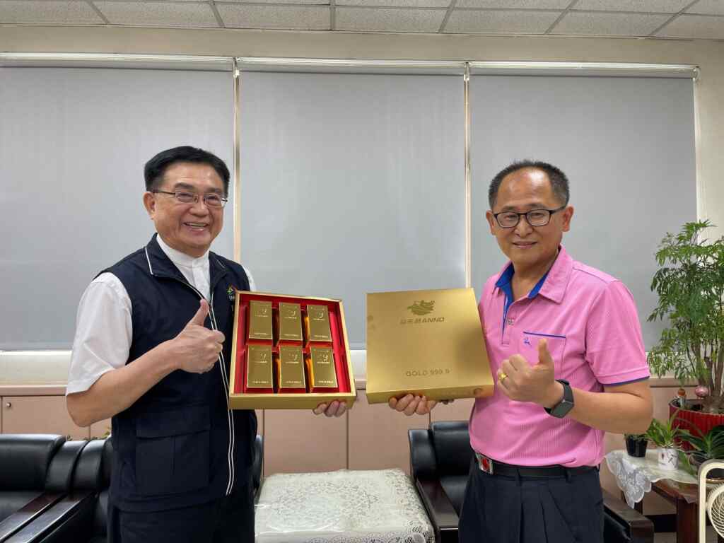 ▲農業局長推薦大安區農會金磚米典藏禮盒送禮大方優雅又吸睛。(記者廖妙茜翻攝)