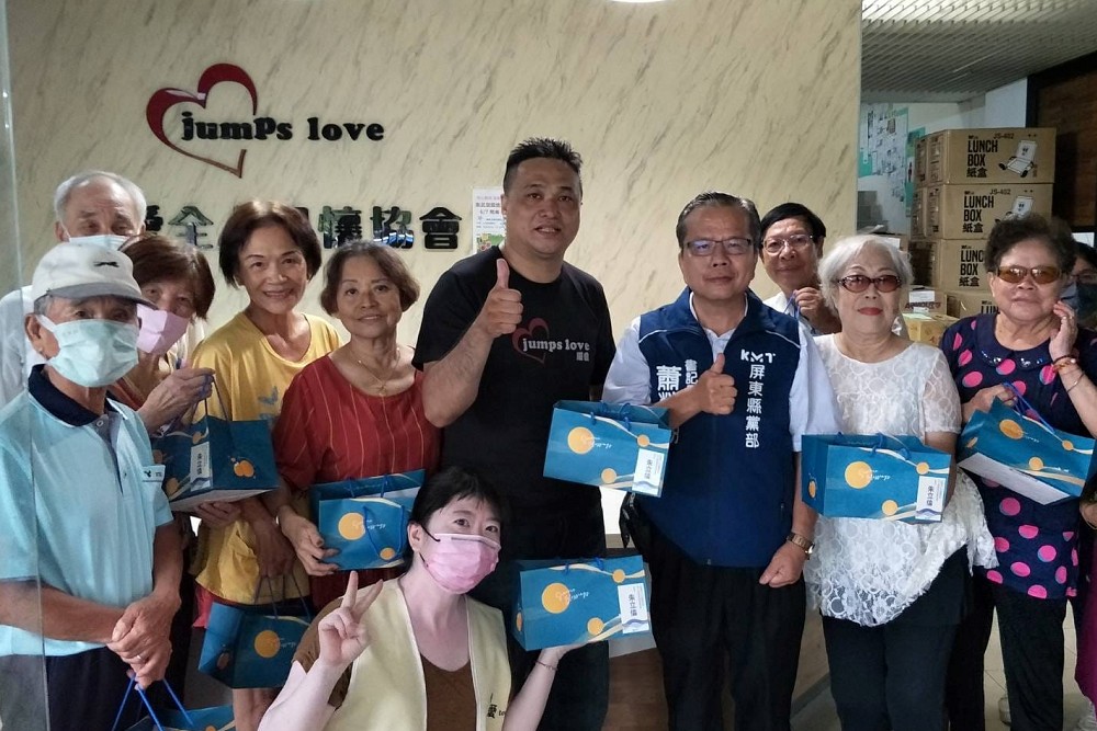 中秋全國購庇護月餅送愛心20年不間斷 朱立倫:國民黨助弱勢不缺席 248 中秋全國購庇護月餅送愛心20年不間斷 朱立倫:國民黨助弱勢不缺席 247