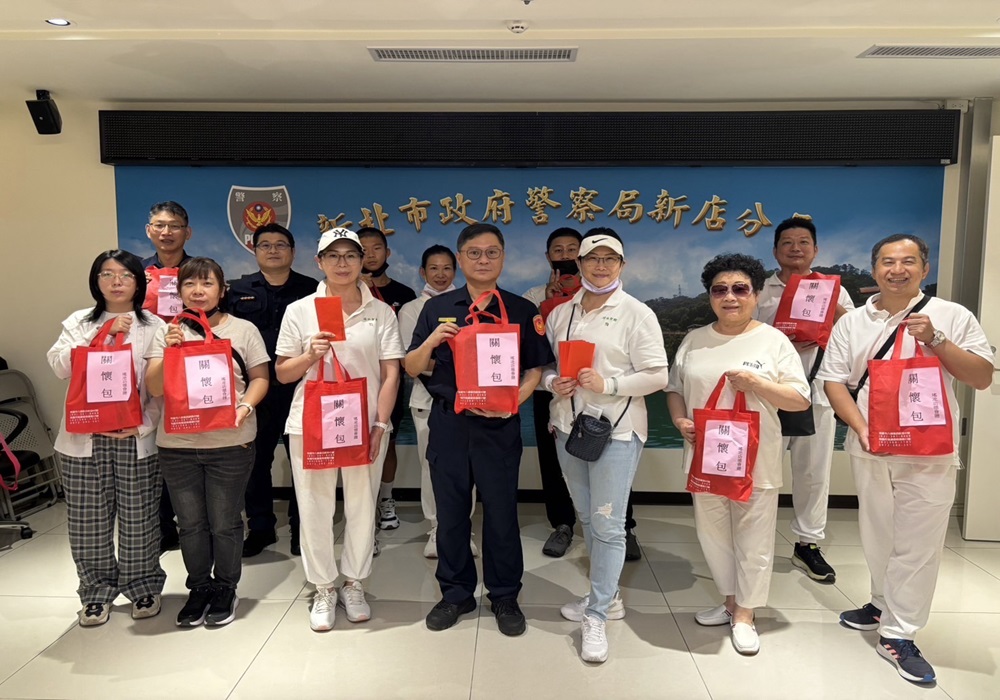 新店警關懷弱勢家庭 偕同愛心團體秋節送暖 243 248240916a03