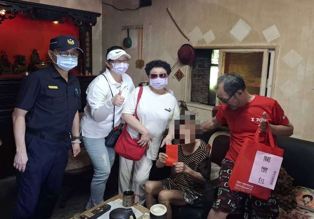 新店警關懷弱勢家庭 偕同愛心團體秋節送暖 244 248240916a04