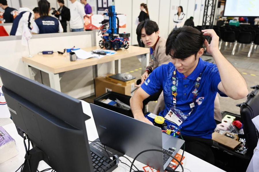 技藝精湛!國際技能競賽 江垣禎、吳明哲機器人職類奪銅