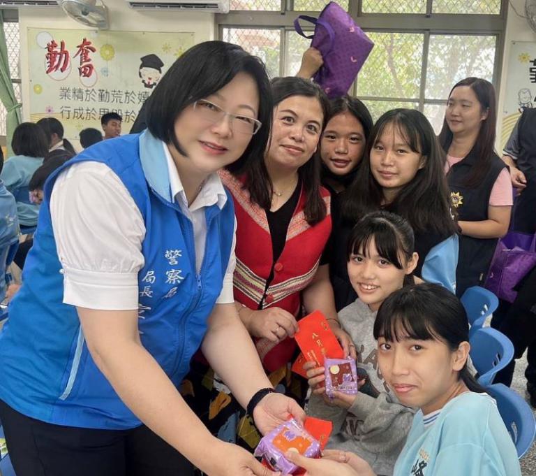 在中秋前夕,新竹縣警察局在五峰國中舉辦關懷與犯罪預防宣導活動,少年警察隊在新竹縣警友會支持下,將月餅送到全體師生,帶來祝福與溫馨佳節體驗。(圖/記者林照東翻攝)