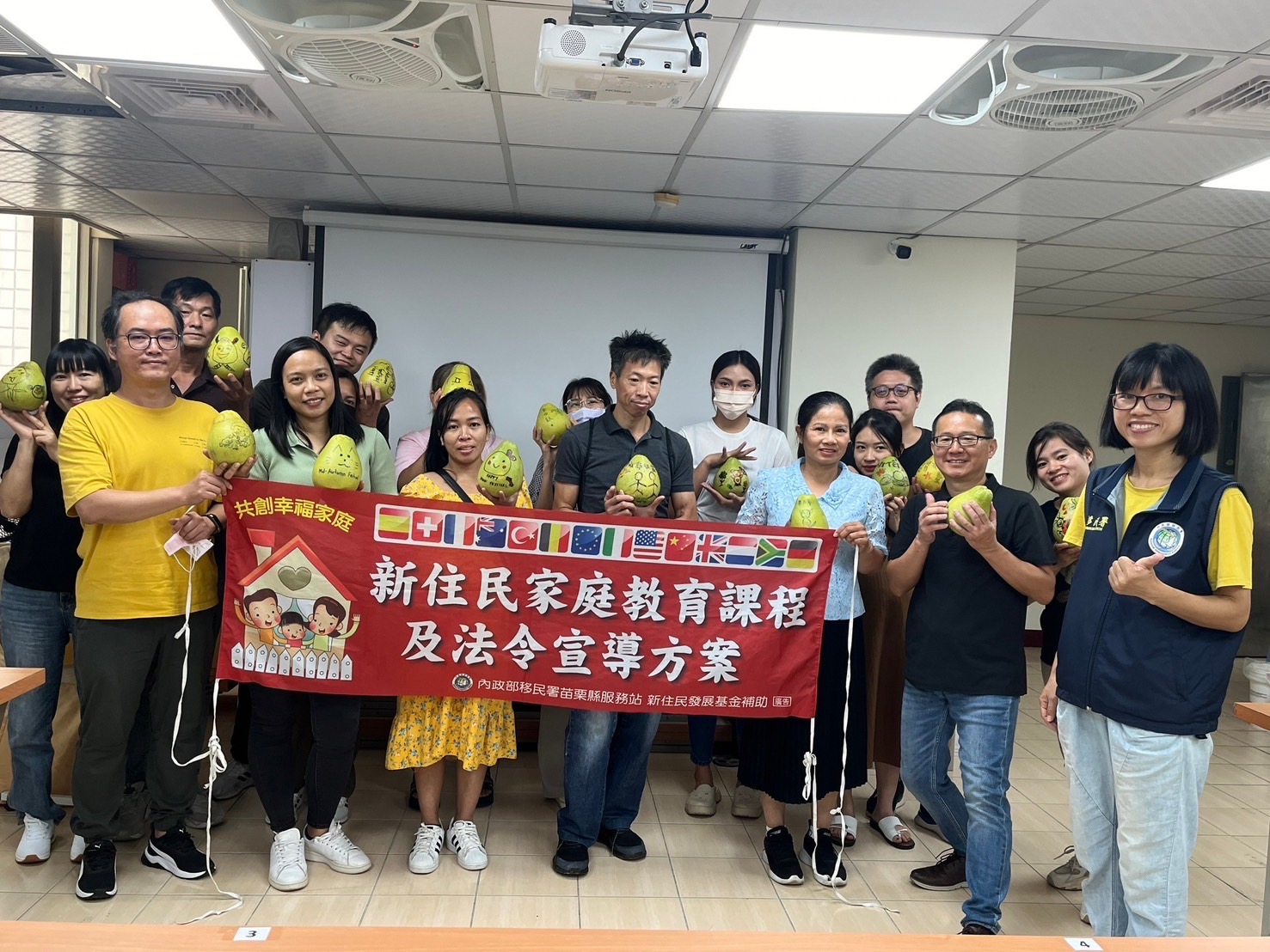 移民署苗栗縣服務站特別於中秋前夕,邀請新住民家庭一起體驗臺灣中秋節文化,認識中秋傳統典故及節慶的寓意,並透過共同彩繪文旦柚活動,凝聚夫妻之間感情。(記者 張艷君翻攝)