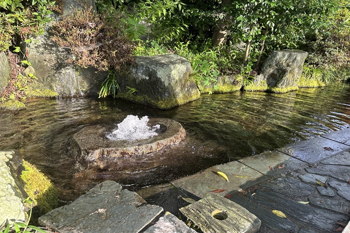 愛媛縣西条市是一個有很多自噴泉的小城，湧泉廣場（うちぬき広場）設有紀念石碑，入列名水百選。　圖：蔡雅雯／攝影
