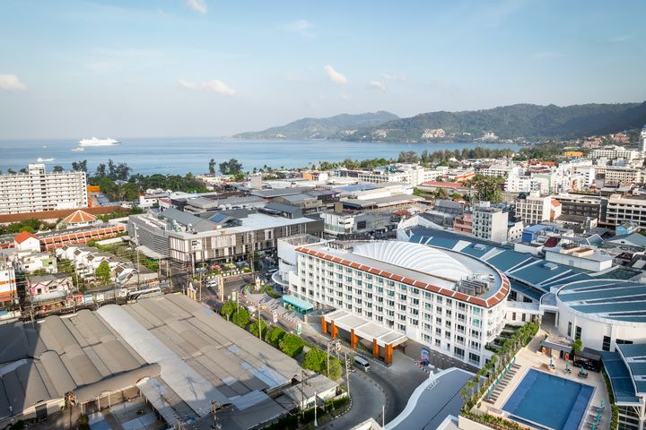 普吉島千琇悅酒店(M Social Hotel Phuket)於6/30盛大開幕,鄰近當地商店、酒吧和餐廳。 圖:普吉島千琇悅酒店/提供
