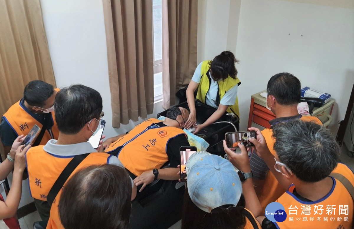 志工們親自體驗奈米洗頭設施,完全不需要使用洗髮精就可以清洗乾淨,大家對這項數位科技服務應用都覺得新奇有趣。