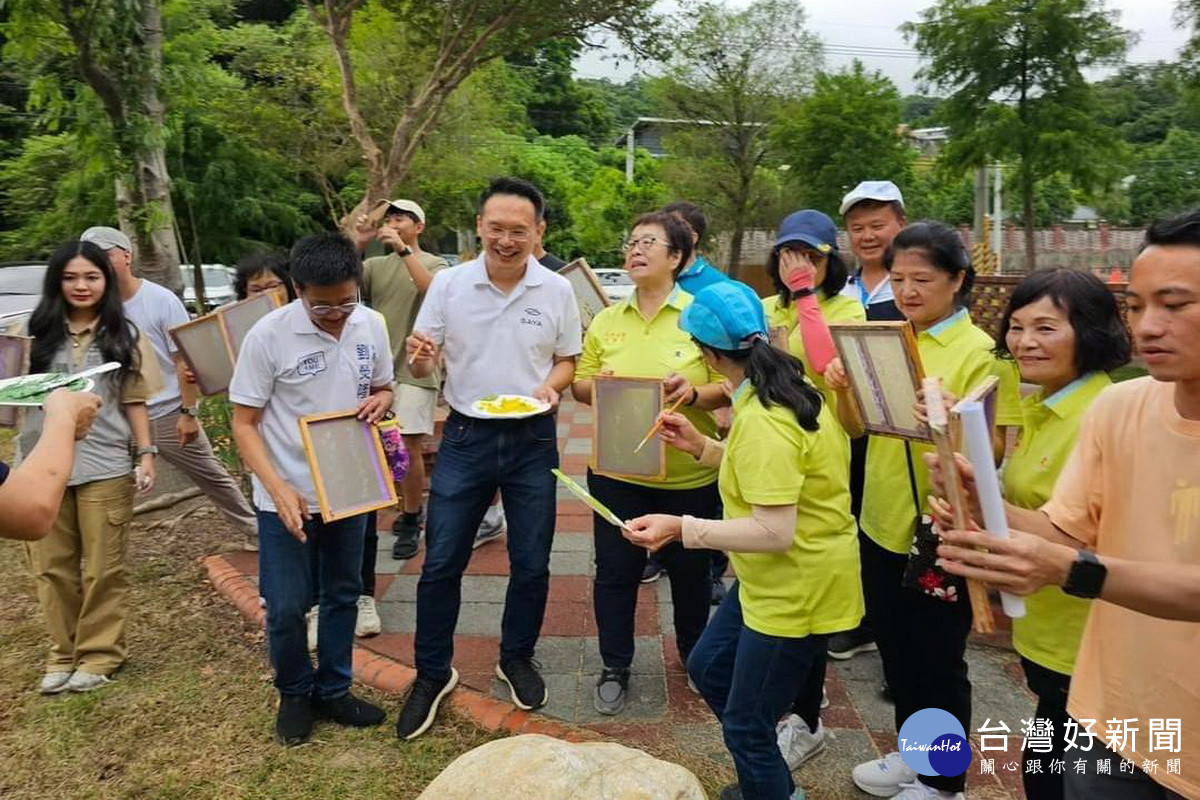 桃園市副市長蘇俊賓於大北坑休閒農業區,與日本藝術家及在地民眾進行大幅農村地景看板作品共創。