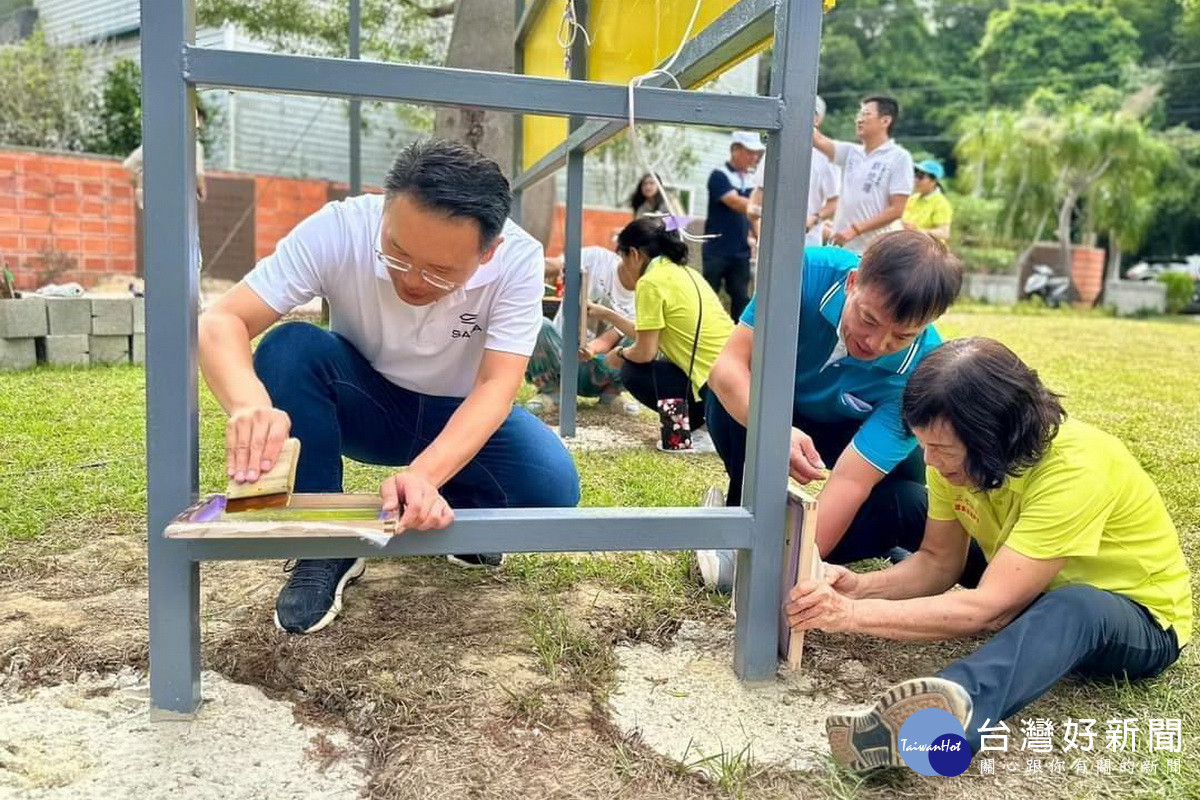 桃園市副市長蘇俊賓於大北坑休閒農業區,與日本藝術家及在地民眾進行大幅農村地景看板作品共創。