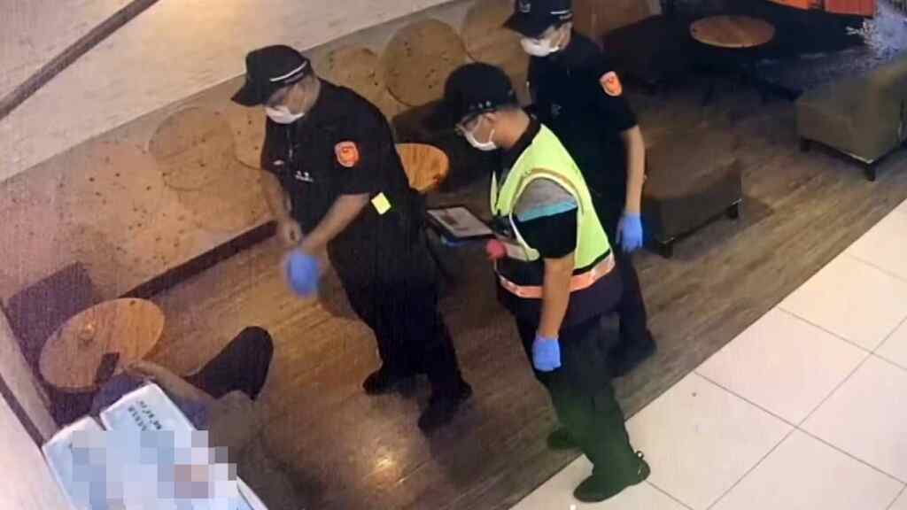 ▲男子在便利商店休息區內被發現無生命跡象,且已出現屍斑,後續將由警方進一步的調查,以釐清死因與相關背景。(民眾提供)