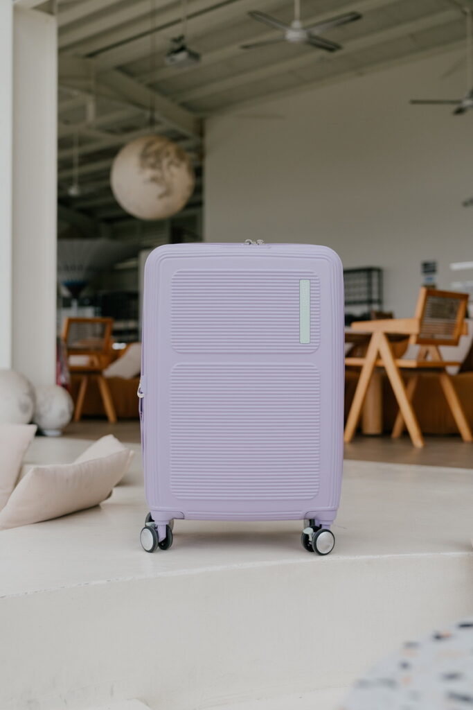 American Tourister旗下Maxivo系列旅行箱也推出了新色柔和紫,將帶著清新花香般的薰衣草色染上旅行箱