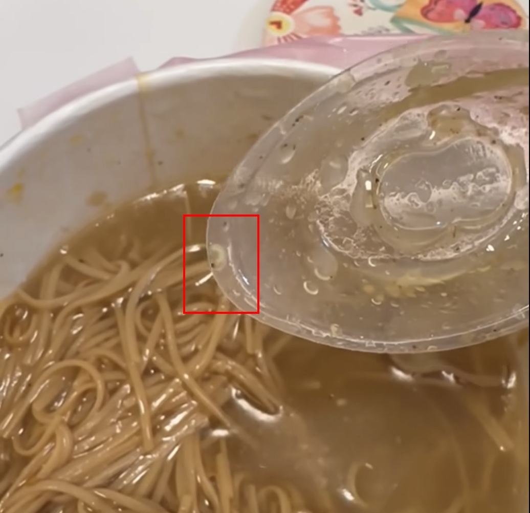 夜市食安連環爆！大腸麵線「一堆蛆」　滷味竟吃到OK繃