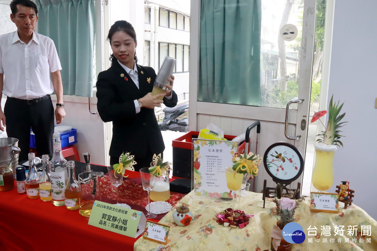 活動邀冠軍郭宜靜展示手搖飲風味。(記者扶小萍攝)