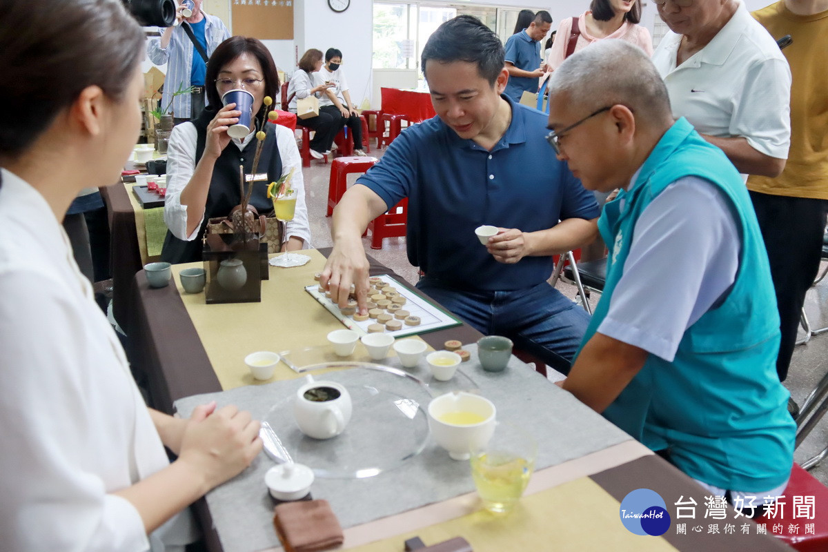 陳鄉長與參山風管理蔡秘書喝茶下棋好不暢快。(記者扶小萍攝)