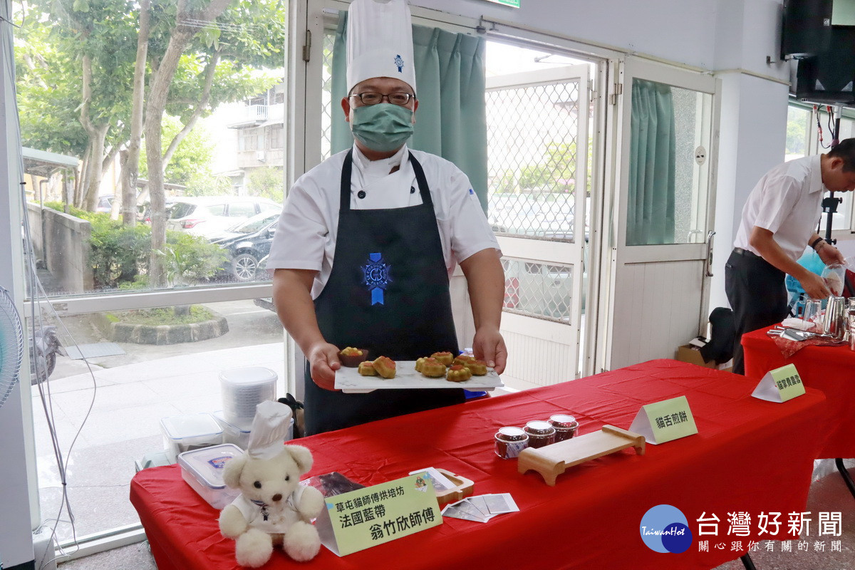 法國藍帶甜點師傅翁竹欣製名間四季春入甜點。(記者扶小萍攝)